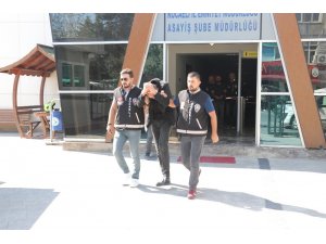 Araba alma bahanesiyle gelip 2 kişiyi gasp eden 3 şahıs tutuklandı