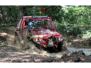Off-Roadçıların çamurla mücadelesi nefesleri kesti