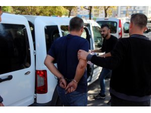 Polis tarafından aranan zanlılar kaza yapınca yakalandı