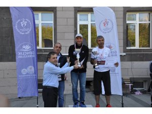 161 kilometrelik Ultra Maratonu 20 saat 50 dakikada koştu