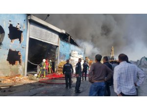 Plastik fabrikası alevlere teslim oldu