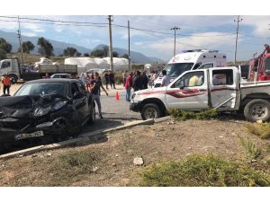 Milas’ta otomobil ile kamyonet çarpıştı; 2 yaralı