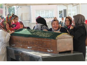 Üzerine demir kapı devrilen küçük çocuk, toprağa verildi
