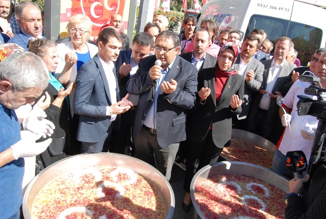 MHP Selçuklu, aşure dağıtarak ağızları tatlandırdı