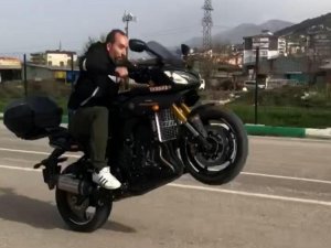 Otomobile çarpan motosiklet sürücüsü hayatını kaybetti