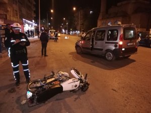 Hafif ticari araçla motosiklet çarpıştı: 1 yaralı
