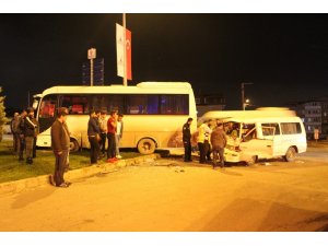 Minibüs ile işçi servisi çarpıştı: 2 yaralı