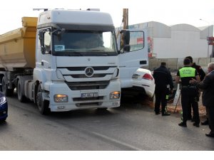 Tırın arkadan çarptığı otomobil, yol şantiyesine girdi