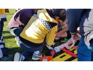 Ayağı kırılan genç futbolcu gözyaşlarına boğuldu