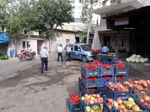 Zabıta ekipleri etiketleri kontrol ediyor