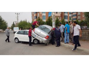 Otomobil diğer otomobilin üzerine çıktı, sürücü sıkıştı