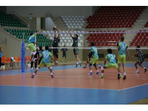 Voleybolcuların Kazım Kurt’a hediyesi galibiyet oldu