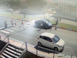 Antalya’da otomobil yayaların arasına daldı: 1’i ağır 3 yaralı