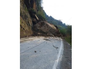 Rize’de heyelan yolu kapattı