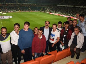 Başkan Altay özel öğrencileri maçta ağırladı