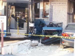Freni patlayan belediye otobüsü araçların arasına daldı: 3 yaralı