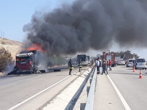 Manisa’da seyir halindeki tır alev alev yandı