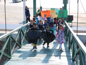 Anaokulu öğrencilerinden çevre temizliği