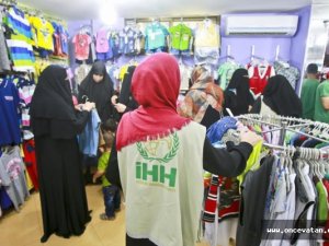 İHH'dan Gazzeli öğrencilere kıyafet desteği