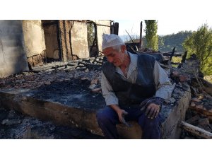 Kastamonu’da 2 katlı ev ve samanlık yangında kül oldu