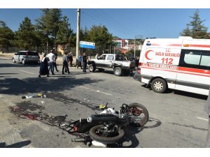 Tosya’da motosiklet ile kamyonet çarpıştı: 2 yaralı