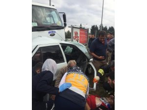Kırmızı ışık ihlali sonucu kamyon otomobili biçti