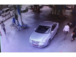 Otomobille kapkaç anı saniye saniye güvenlik kamerasında