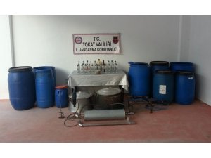 İmal ettiği 800 litre rakıyı satamadan yakalandı