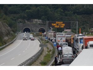 Tünelde damperi açılan kamyon, trafiği 2 saat kilitledi