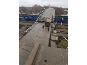 Rusya’da köprü tren yoluna çöktü