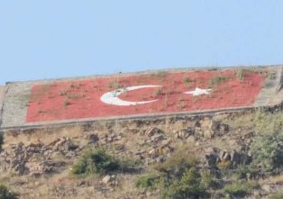 Türk Bayrağı’ndaki otları kim temizleyecek?