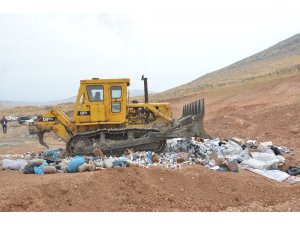 Bir kamyon dolusu kaçak sigara ve tütün dozerle ezilerek imha edildi