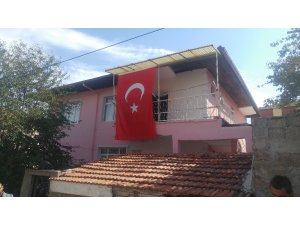 Hakkari şehidi Güngör’ün baba evine Türk bayrakları asıldı