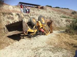 Devrilen iş makinesinin altında kalan operatör öldü