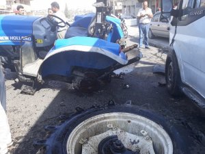 Otomobil traktöre çarptı: 2 ağır yaralı