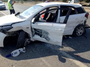 Söke’de Karşı Şeride Geçen Otomobil Otobüse Çarptı: 2 Yaralı
