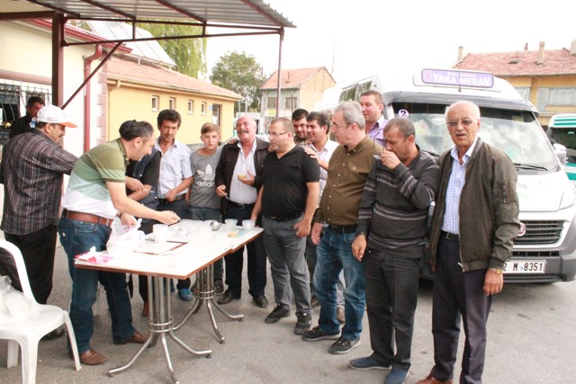 Minibüsçülerden aşure ikramı
