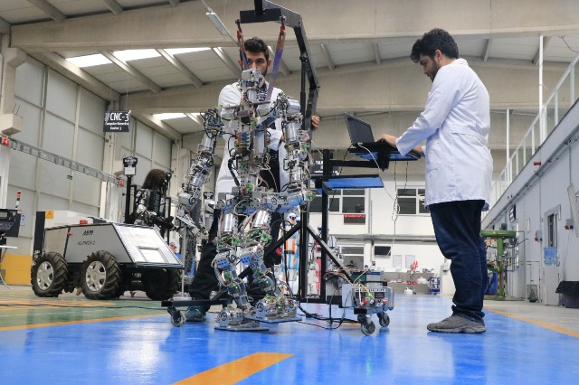 Adım atan robot "Akıncı-4" görücüye çıktı