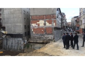 Bağcılar'da çökme tehlikesi bulunan bina tahliye edildi