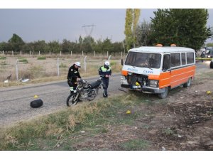 Minibüsle çarpışan motosiklet sürücüsü hayatını kaybetti