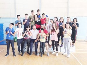 Uşak’ı Muay Thai Ege Bölge Yarışmasında temsil eden 16 sporcunun hepsi madalya kazandı
