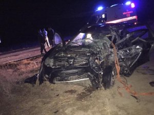 Hatalı sollama yapan kamyon 2 otomobile çarptı: 4 yaralı