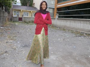 2 metrelik genç kız hastalığından kurtulmak istiyor