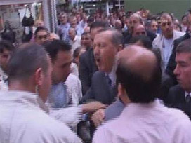 Yumruk yiyen Erdoğan'ın canı yandı