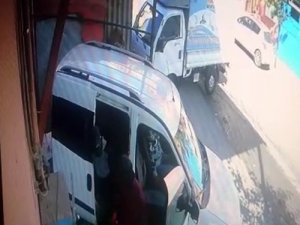 Sultangazi’de iş yeri sahibinin hırsızları kovaladığı anlar kamerada