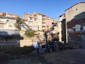 Bağcılar’da çökme riski taşıyan binanın yıkım çalışmaları bugün de devam edecek