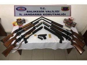 Balıkesir’de jandarmadan silah operasyonu