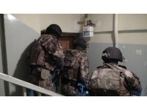 Özel harekatçılar kapıları kırdı, narkotik polisi didik didik aradı