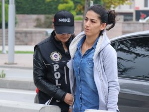 Ev hanımı kadının makyaj çantasından 3 kilo esrar ele geçirildi