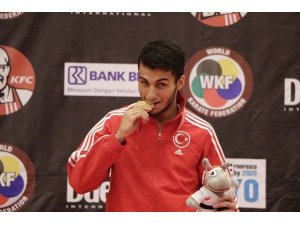 Burak Uygur milli forma giyecek